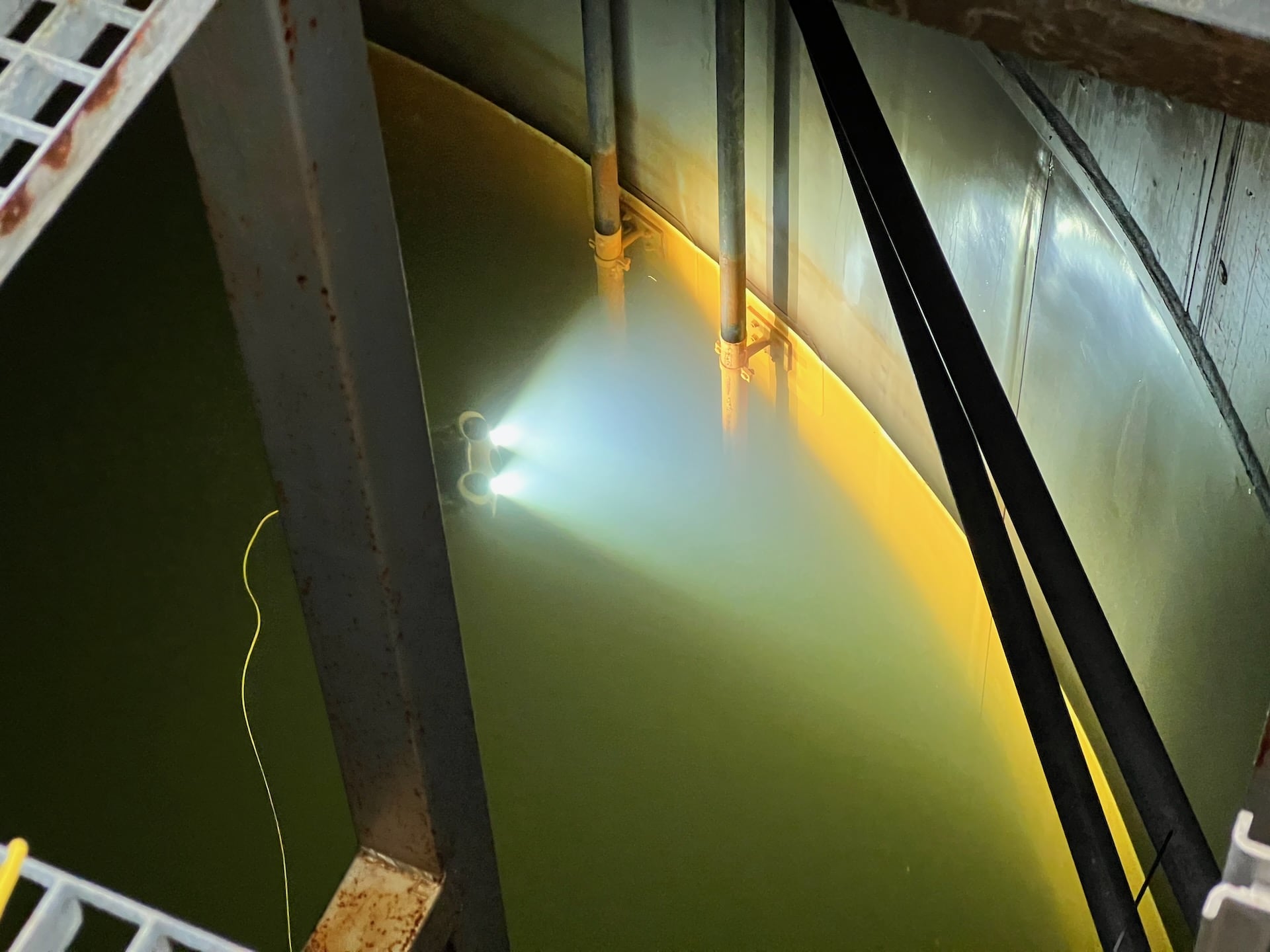Unterwasserdrohne Schwimmt Im Sprinklertank Und Leuchtet Aussenwand An
