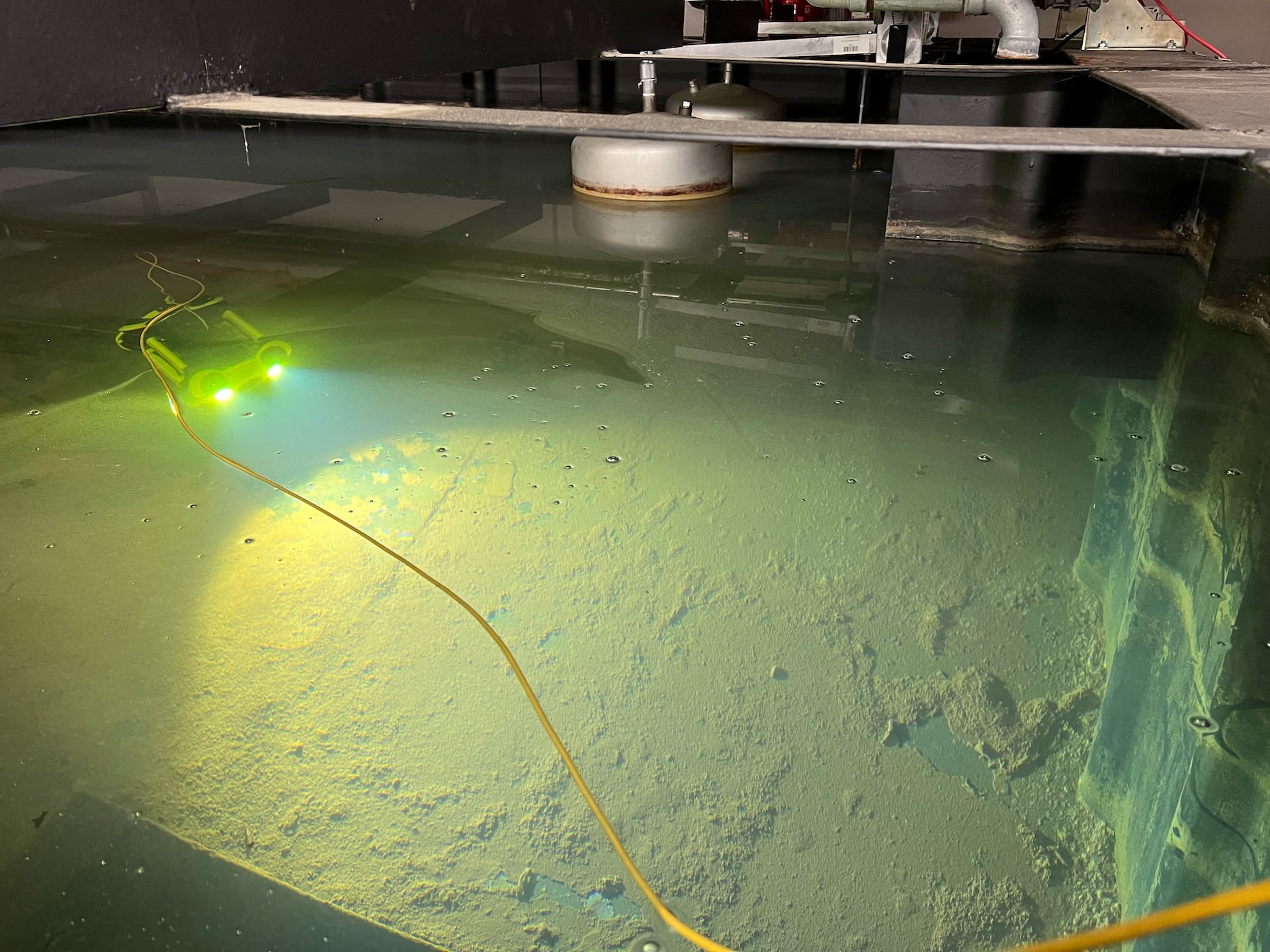 Unterwasserdrohne Schwimmt In Sprinklertank Und Schaut Auf Den Verschmutzten Boden